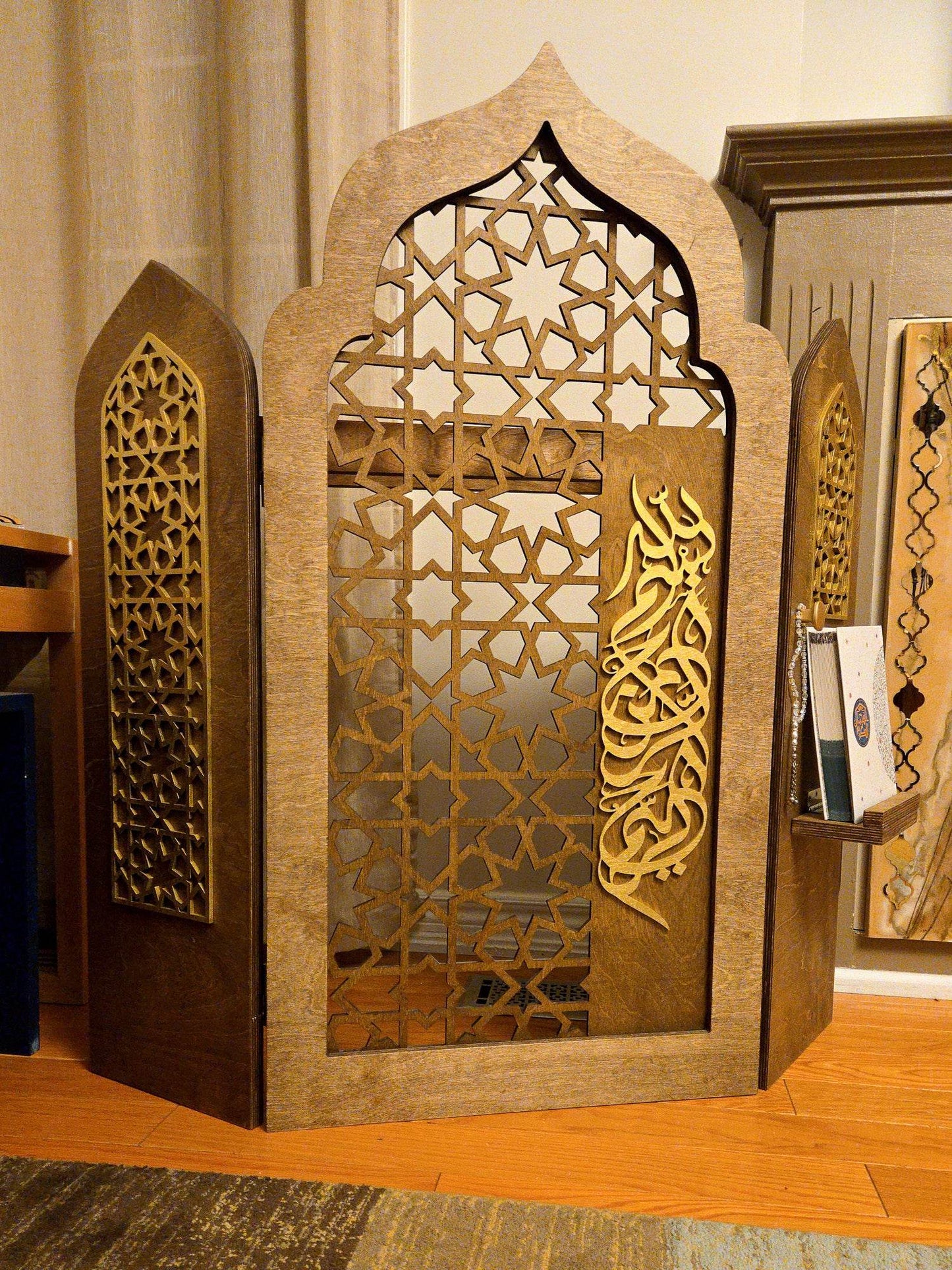 Mihrab El Noor – Paravent de Prière en Bois MDF Effet Noyer